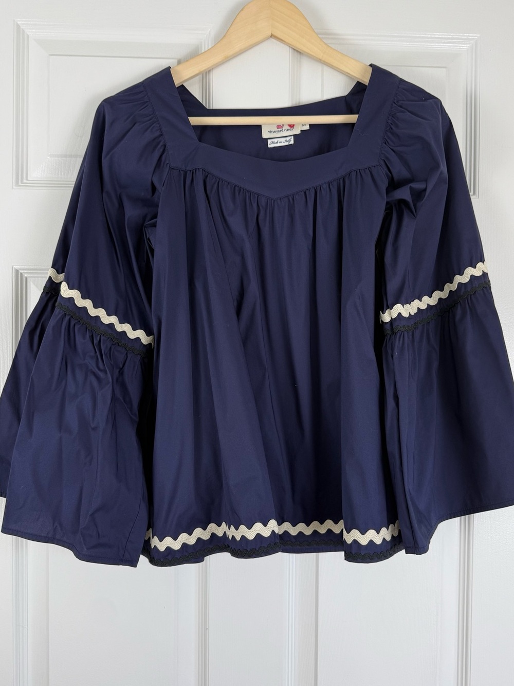 Vineyard Vines Navy Romantic Wide Sleeve Blouse with Cream Ric Rac Trim XS